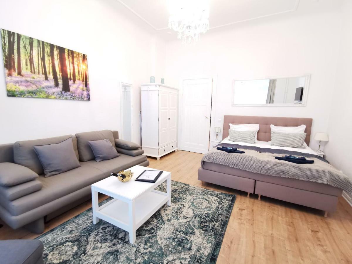 Kvh By Rockchair Apartments L Superhost Status L Boxspringbett Am Schloss Charlottenburg Welcomes You! Berlino Esterno foto